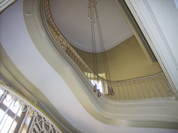 Leuchter im herrschaftlichen  Treppenhaus